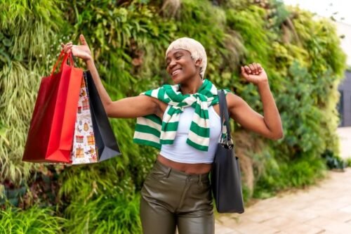 femme-africaine-fete-danse-alors-qu-elle-fait-ses-courses_242111-40392-1