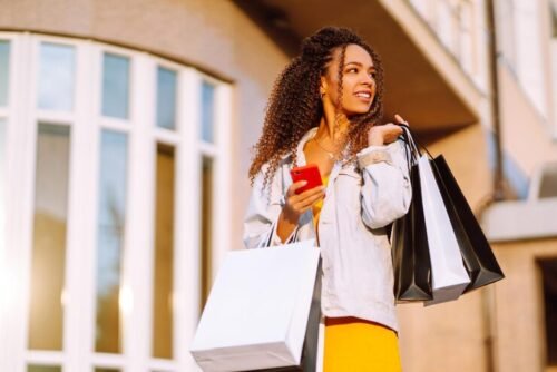 jeune-femme-sacs-provisions-marchant-dans-rue-vente-shopping-concept-gens-heureux_217236-5562