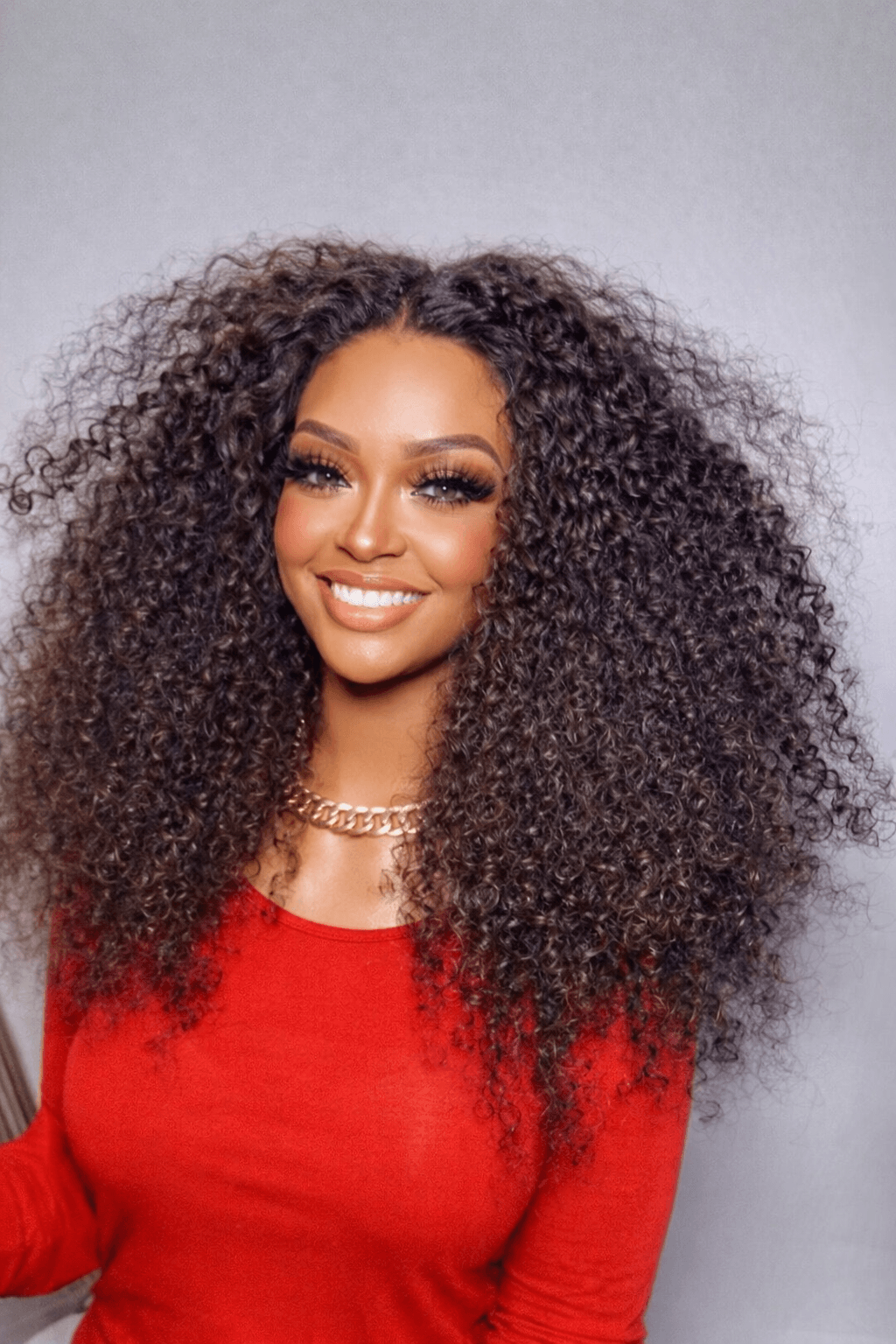 Portrait-dune-femme-aux-cheveux-boucles-1